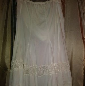 Adorable flowy Skirt with built in slip